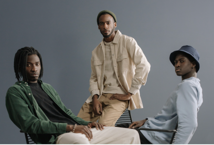 Casual Fridays neu interpretiert: Lässige Büro-Looks für den Freitag