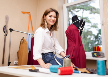 “10 zeitlose Kleidungsstücke, die jeder im Schrank haben sollte”