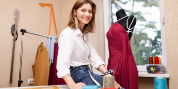 “10 zeitlose Kleidungsstücke, die jeder im Schrank haben sollte”